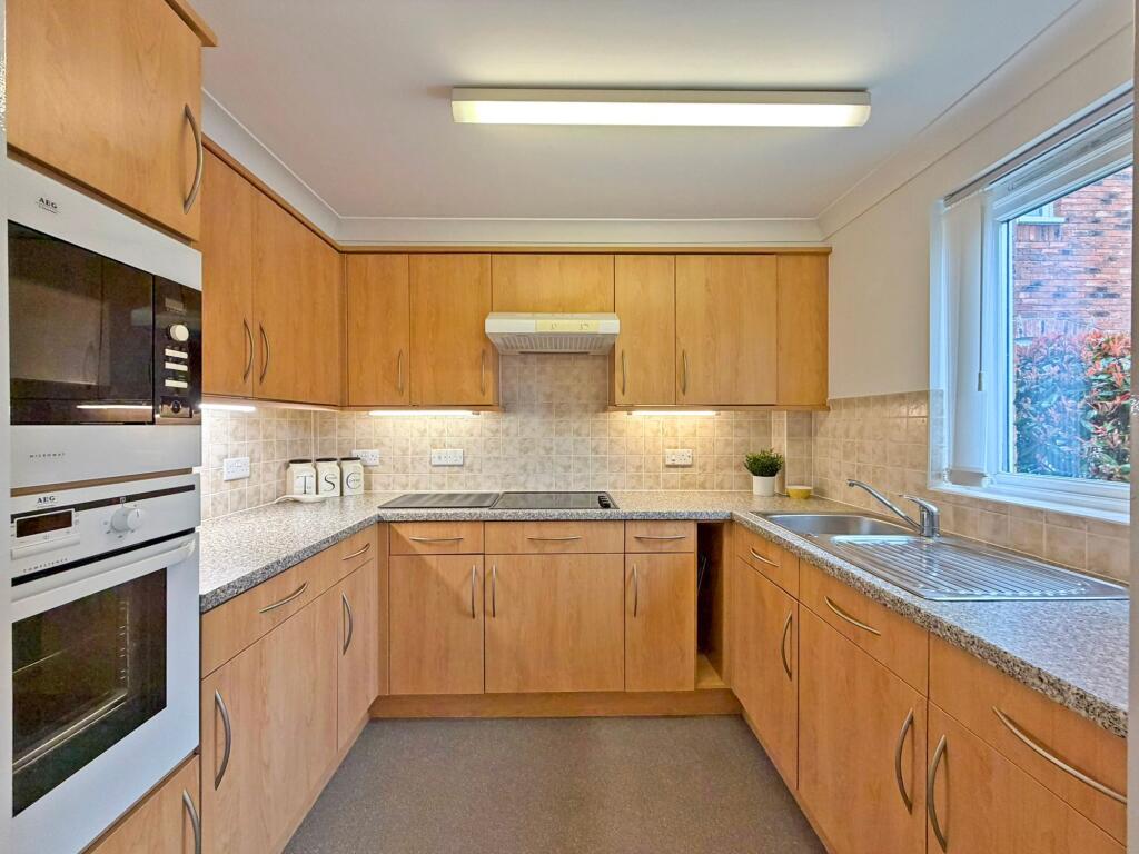 Wombrook Court, Wombourne, WV5 photo 4