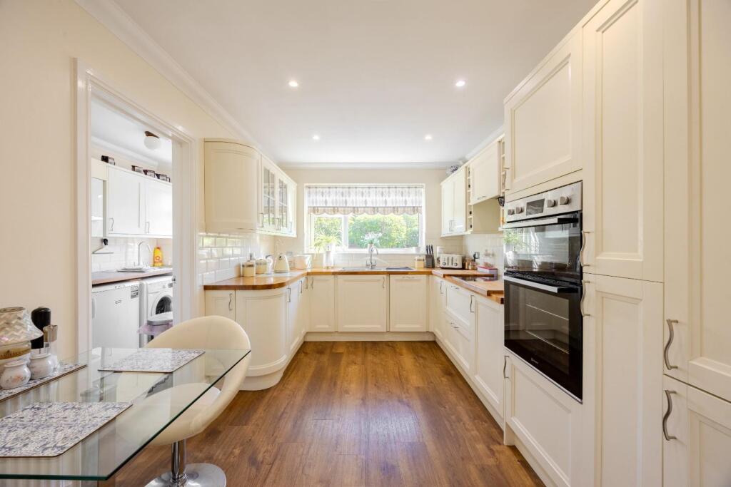 House in Castle Point, Thundersley - View 2