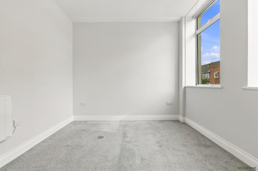 Apartment in Ilford - View 4