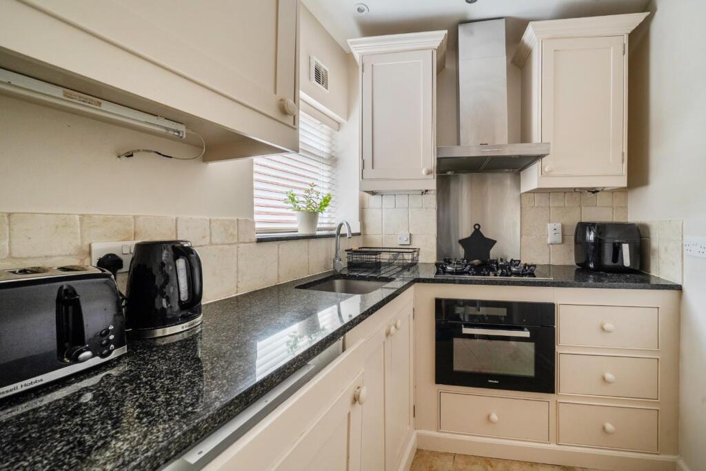 Apartment in Windsor - View 5