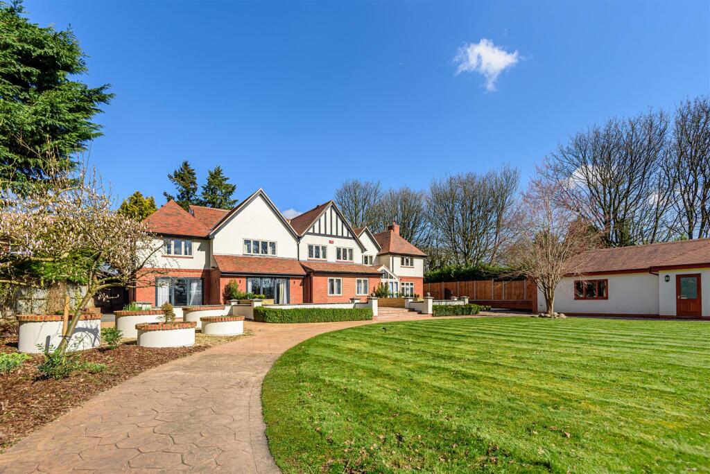 Main image of property: Stoneleigh Road, Coventry, CV4 7AD