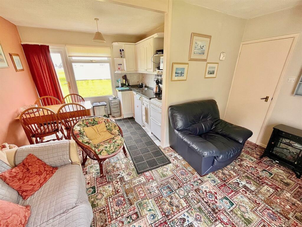Edward Road, Winterton-On-Sea photo 2