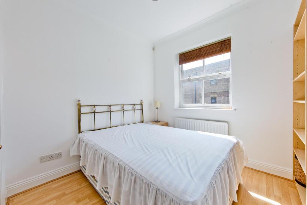 Apartment in London, St Olave's Estate, The Borough - More