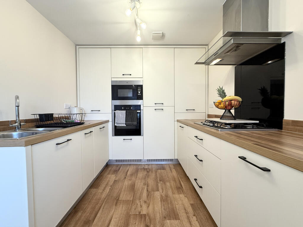 House in Rhondda Cynon Taf, Cwmbach - More