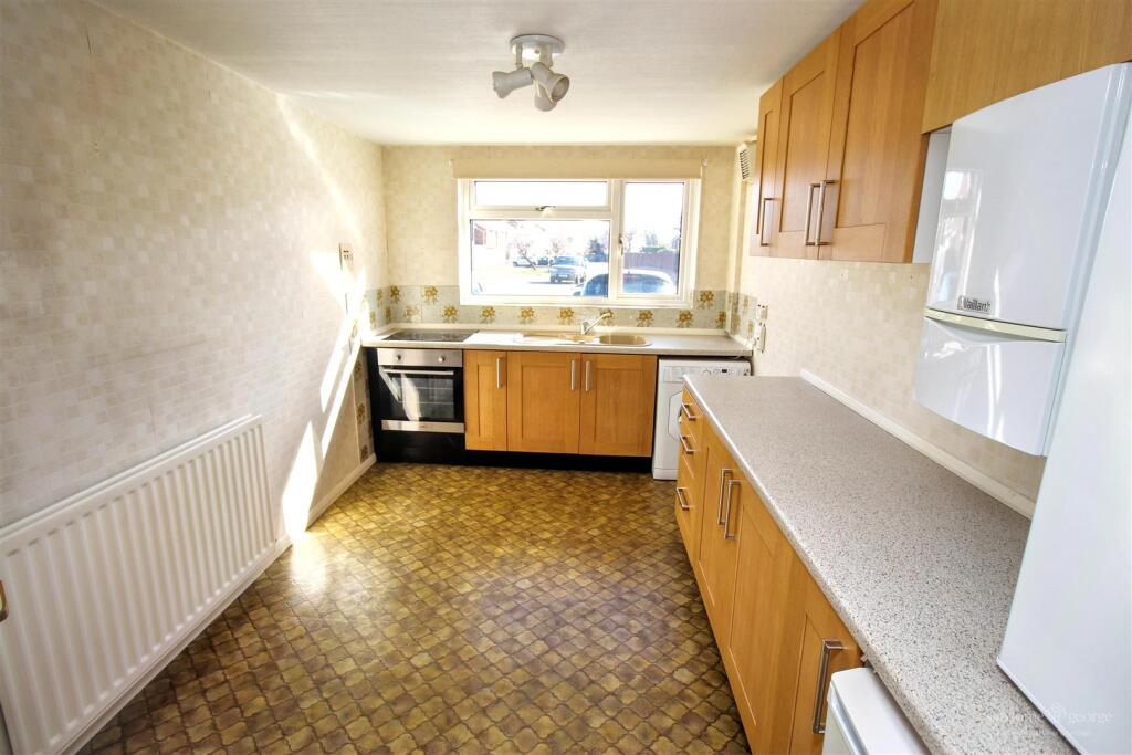 Walnut Way, Tilehurst, Reading – pohled 3