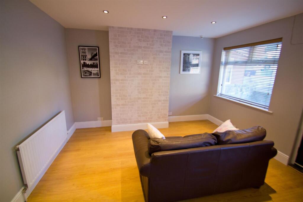 House in Leeds, West Yorkshire - View 2