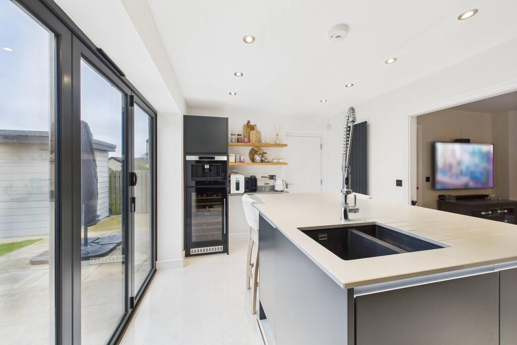 17 Moss Bank Place, Warton, Carnforth LA5 9RG photo 2