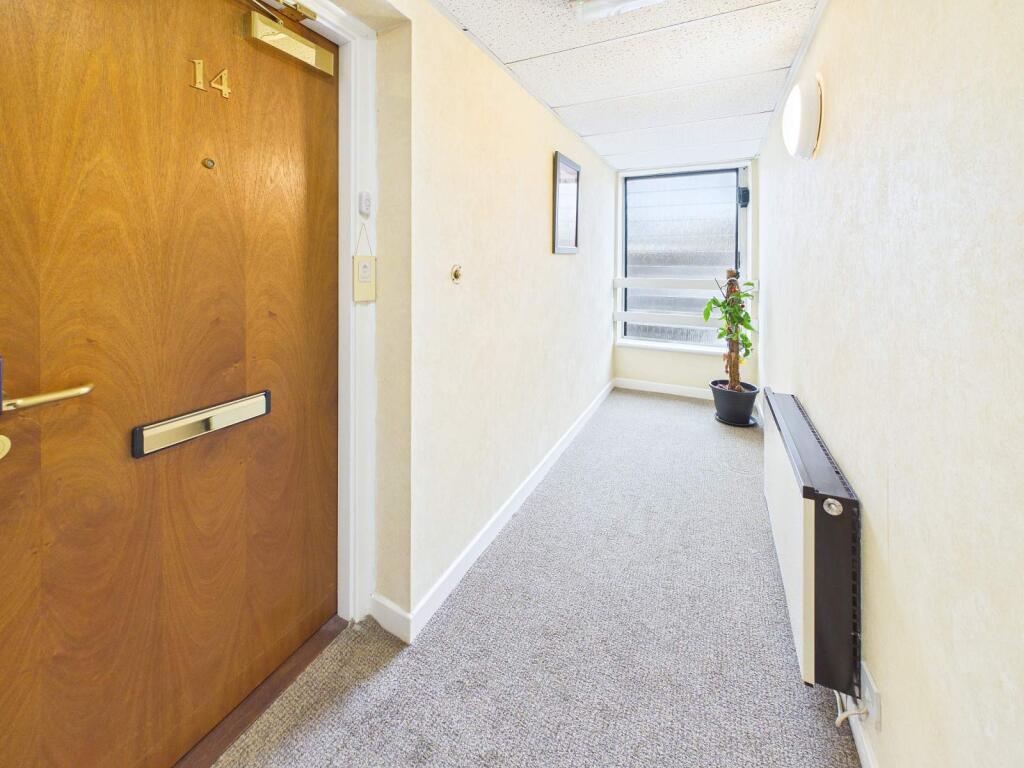 Apartment in Cardiff, Llanishen - More