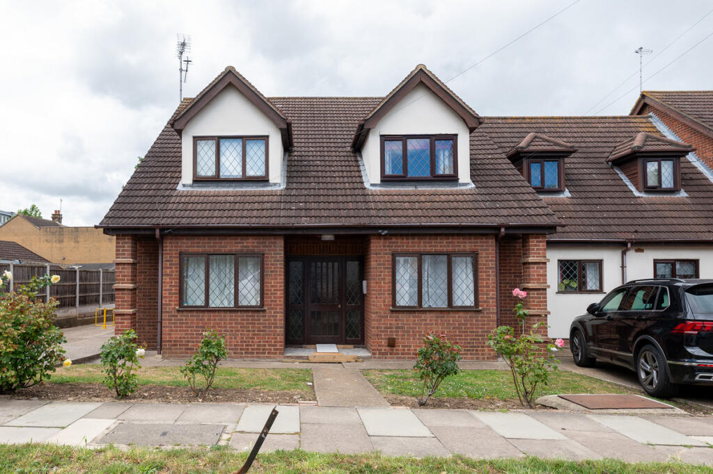 Main image of property: Recreation Avenue, Leigh-on-sea, SS9 3