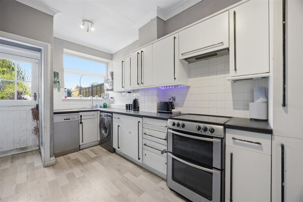 Apartment in Southall - View 3