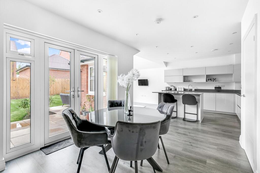 House in Arborfield Green, Finchampstead - More