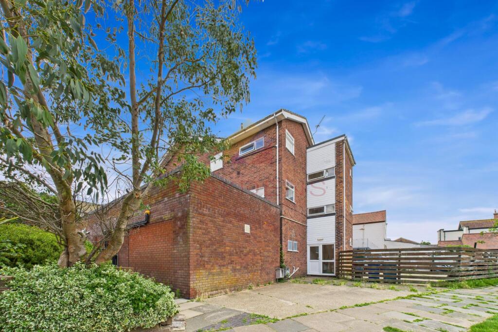 2-bed flat on Connaught Avenue, £155,000