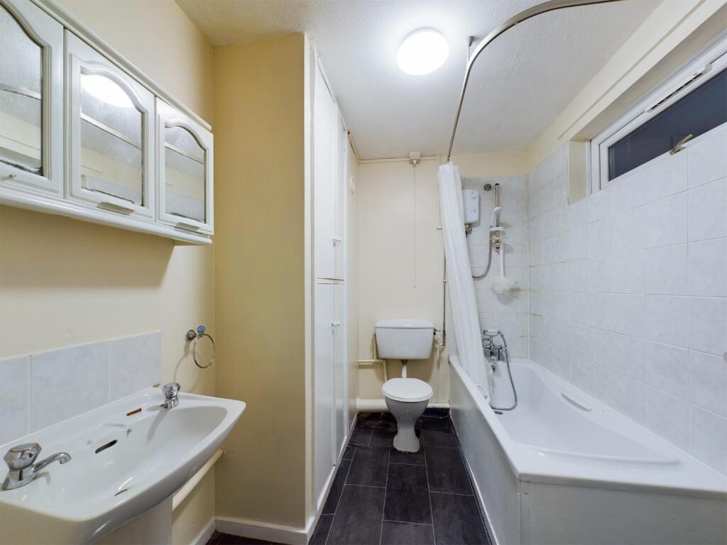 Apartment in Bradford, Frizinghall - More