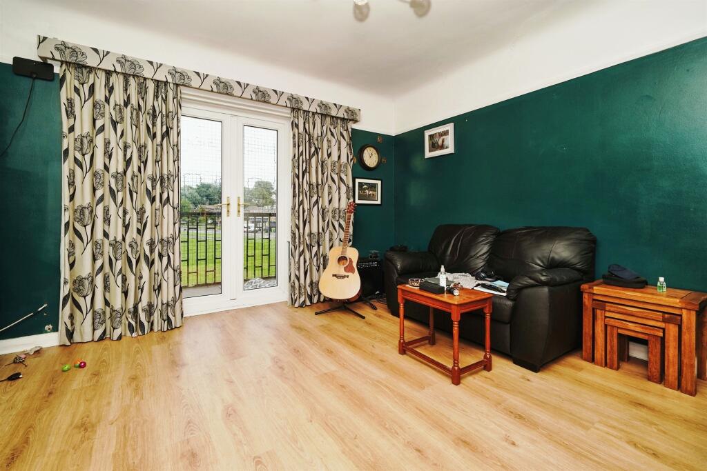 Apartment in Wirral, Liverpool City Region - View 4