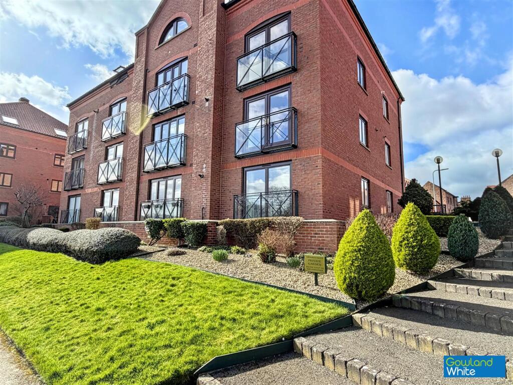 2-bed flat on Castle Dyke Wynd, Yarm TS15 9DE, £230,000