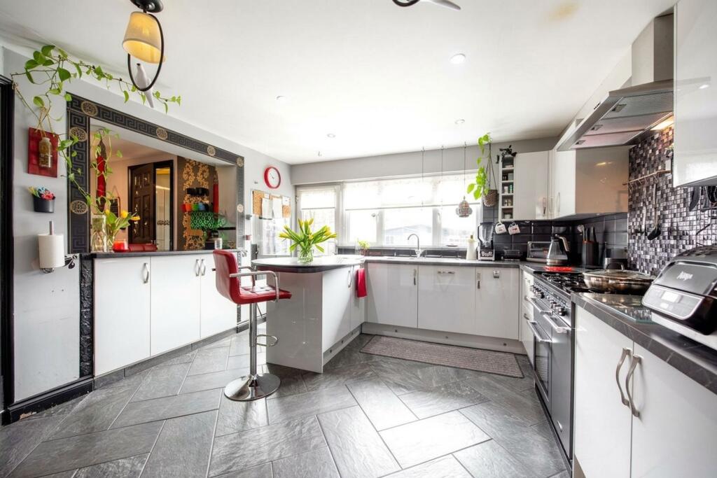 House in London, Seven Kings - View 4