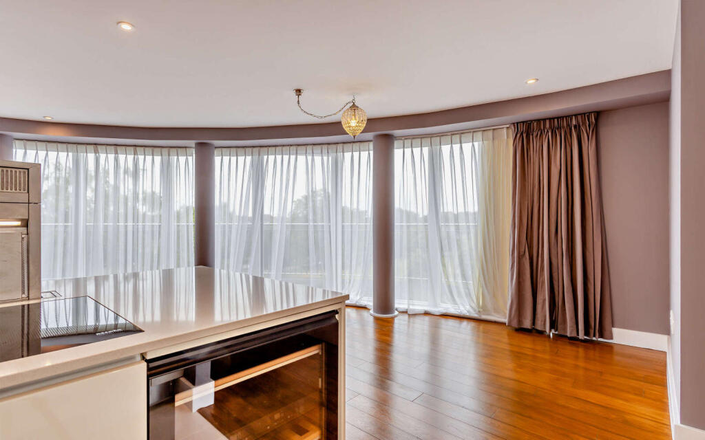 Apartment in Cambridge, Petersfield - View 2