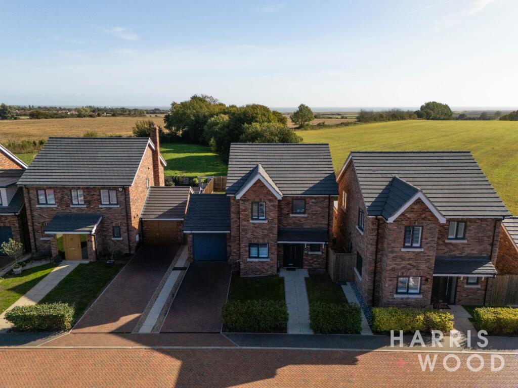 3-bed detached on Oakley Gardens, Little Oakley, Harwich, Essex, CO12, £425,000