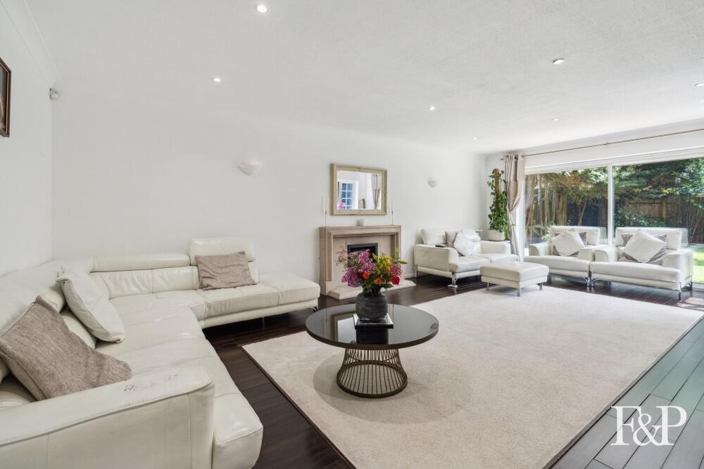 House in Slough, Gerrards Cross - More