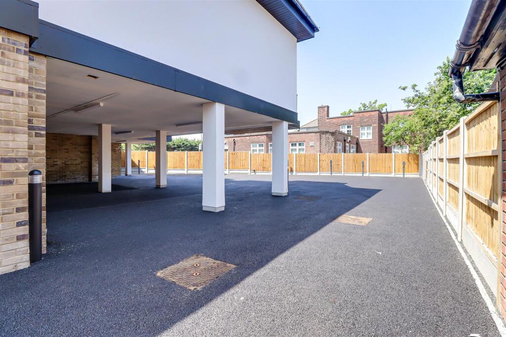 Apartment in Castle Point, Hadleigh - More