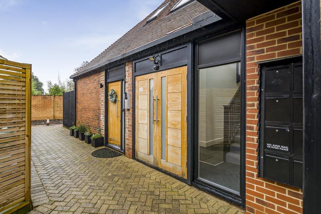 Calcot, Reading,  Berkshire, RG31 photo 2