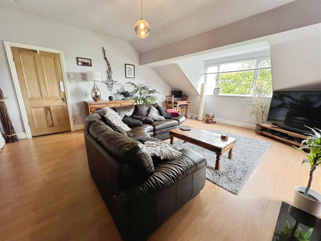 Park Drive, Bradford, BD9 4DT photo 5