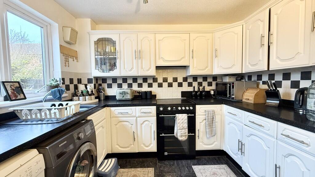 House in Westbury, Leigh Park - View 4