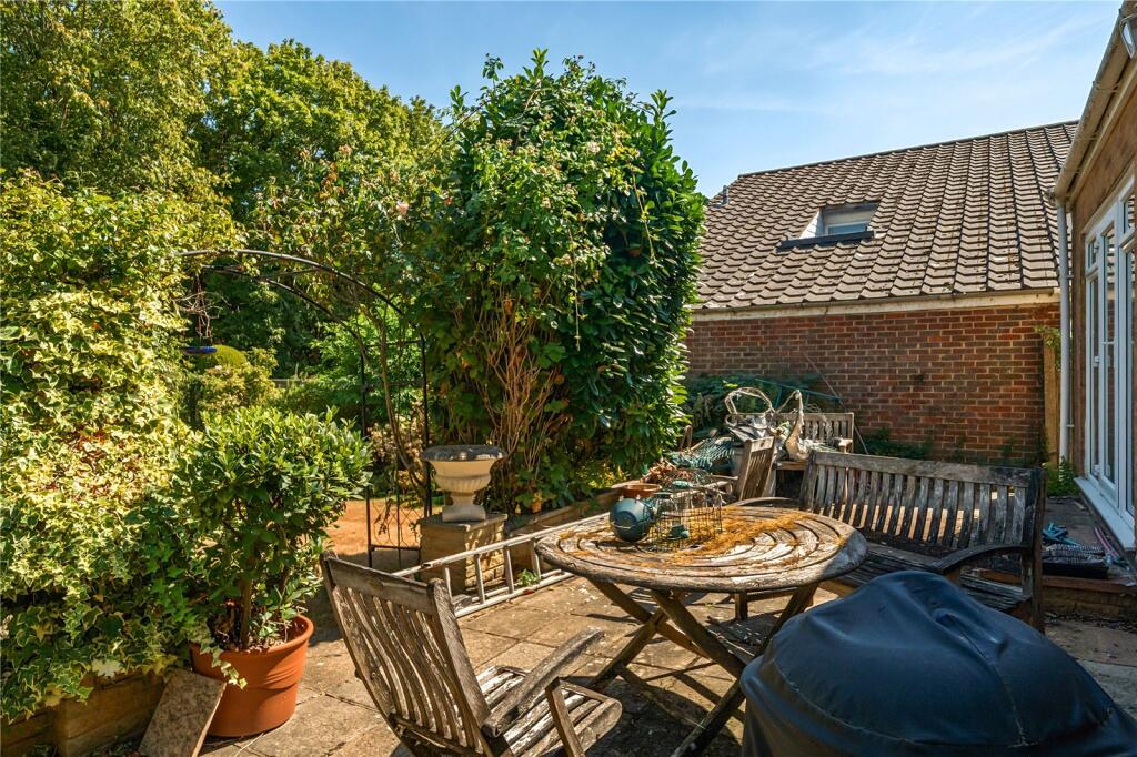 House in Slough, Burnham - View 4