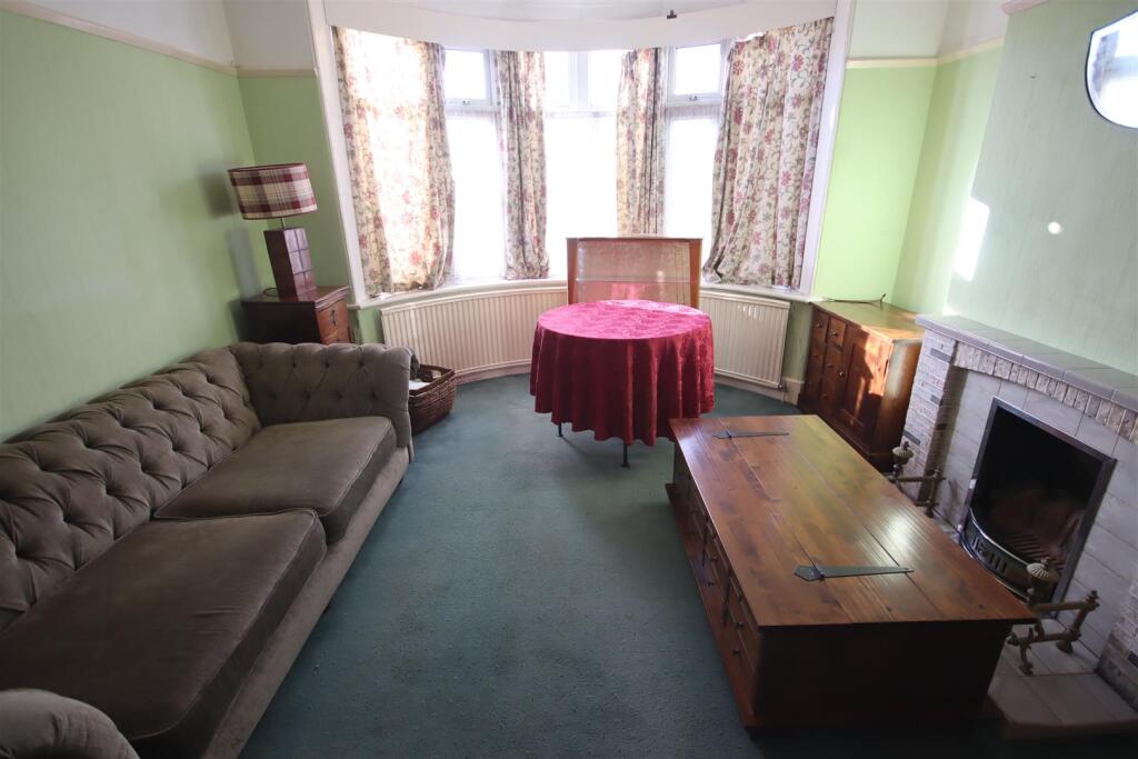 Yewstock Crescent West, Chippenham photo 3