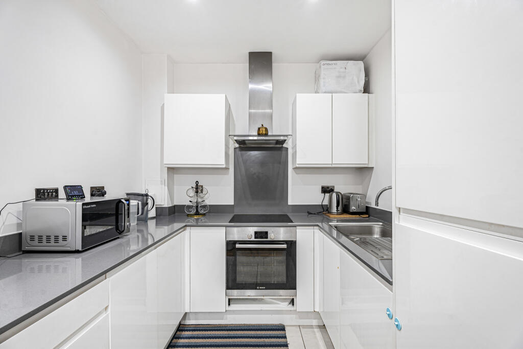 Apartment in Sunbury-on-Thames, Sunbury Common, Kempton Park - View 3