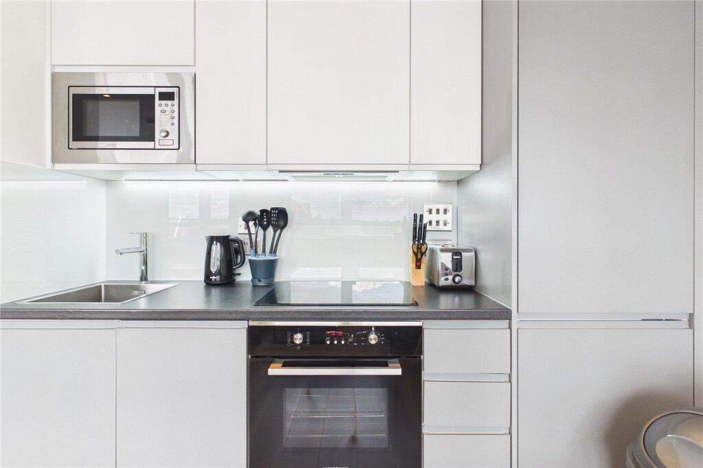 Apartment in Redhill - More
