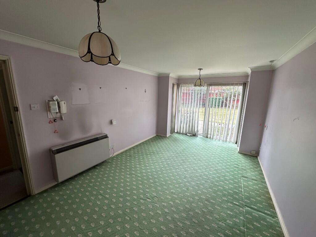 Spring Close, Dagenham, London, RM8 photo 4