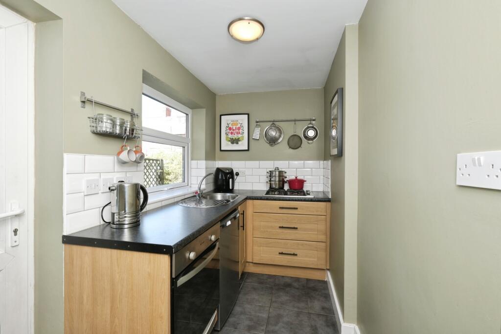 Derwent Terrace, Nottingham, NG5 - More