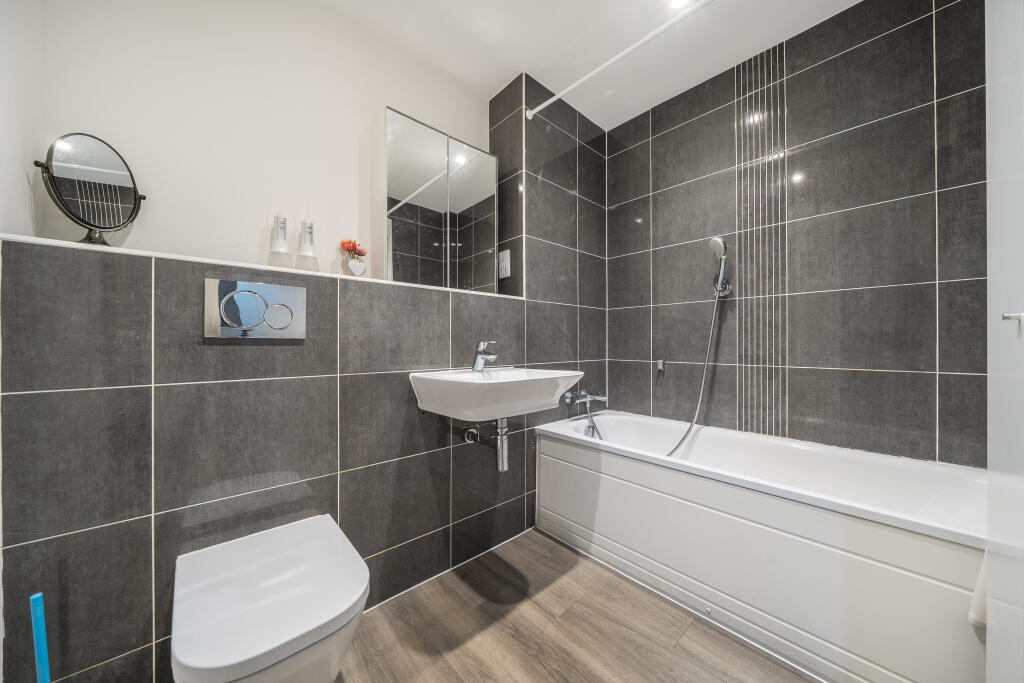 Apartment in Bromley - View 3