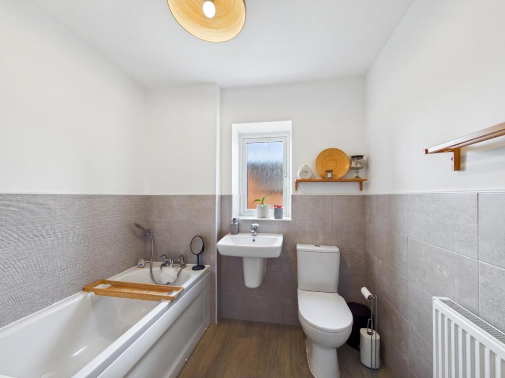 House in Pontefract, Stonecross Rise, Ferrybridge - More