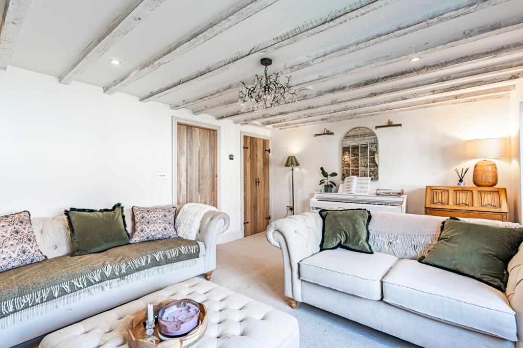 House in Brynsadler, Pont-y-Clun - More