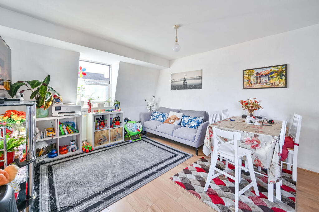 2-bed flat on Coldharbour Lane, Camberwell, London, SE5, £325,000