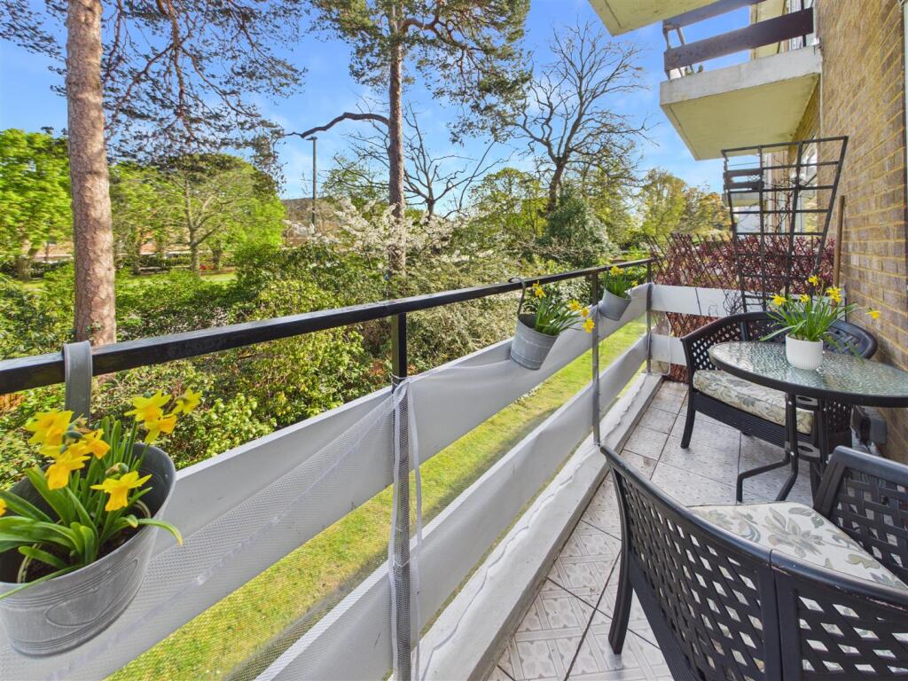 Apartment in Walton-on-Thames, Surrey - View 3