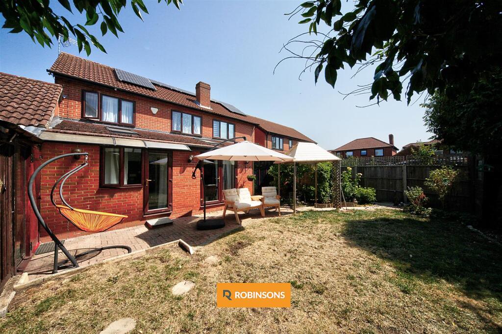 Pearse Grove, Walton Park, Milton Keynes photo 3