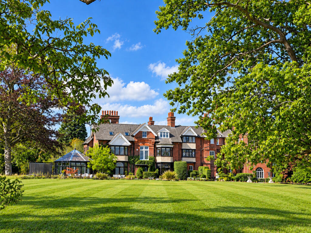 Main image of property: Robins Nest Hill, Hertford, SG13