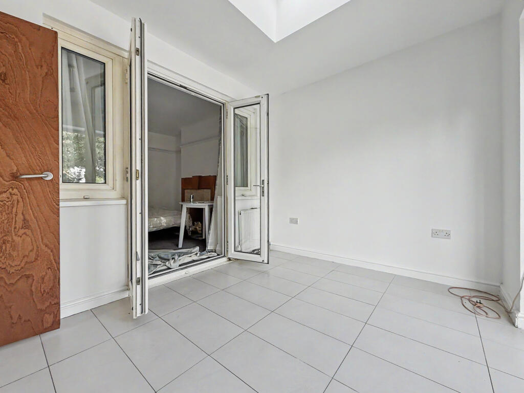 Apartment in London, Heston - View 4