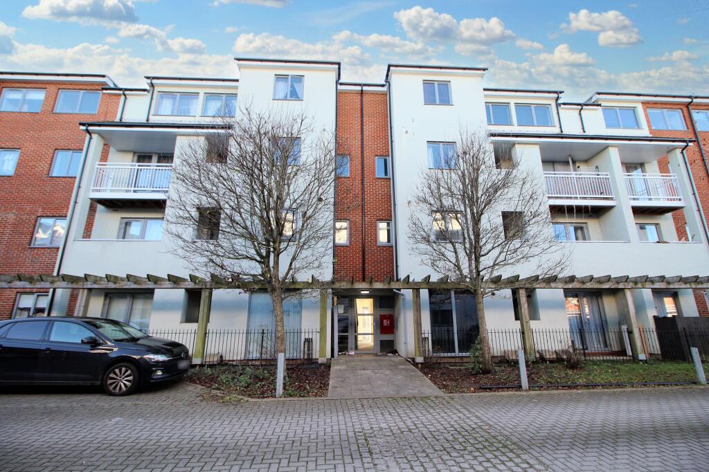 2-bed flat on Drummond Grove, Willesborough, TN24, £165,000