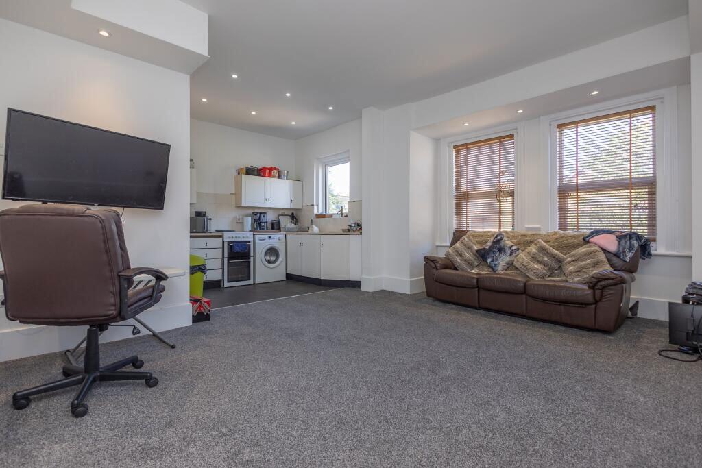 Apartment in Bournemouth, Boscombe - View 2