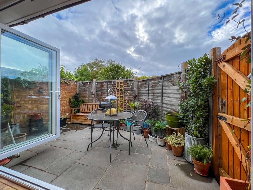 Apartment in Walton-on-Thames, Surrey - View 5