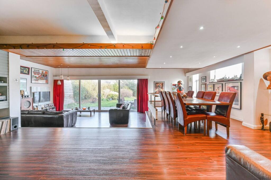 Main image of property: Smitham Bottom Lane, Purley, CR8