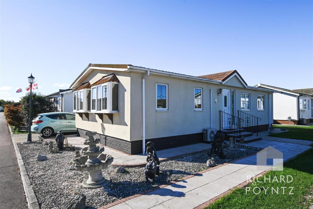 2-bed caravan on No chain - Kings Park, Canvey Island, £180,000