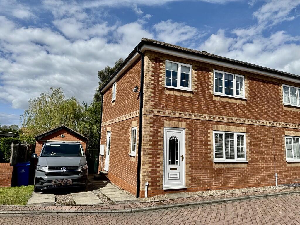 3-bed semi-detached on Breeze Mount Court, Stainforth, Doncaster, £130,000