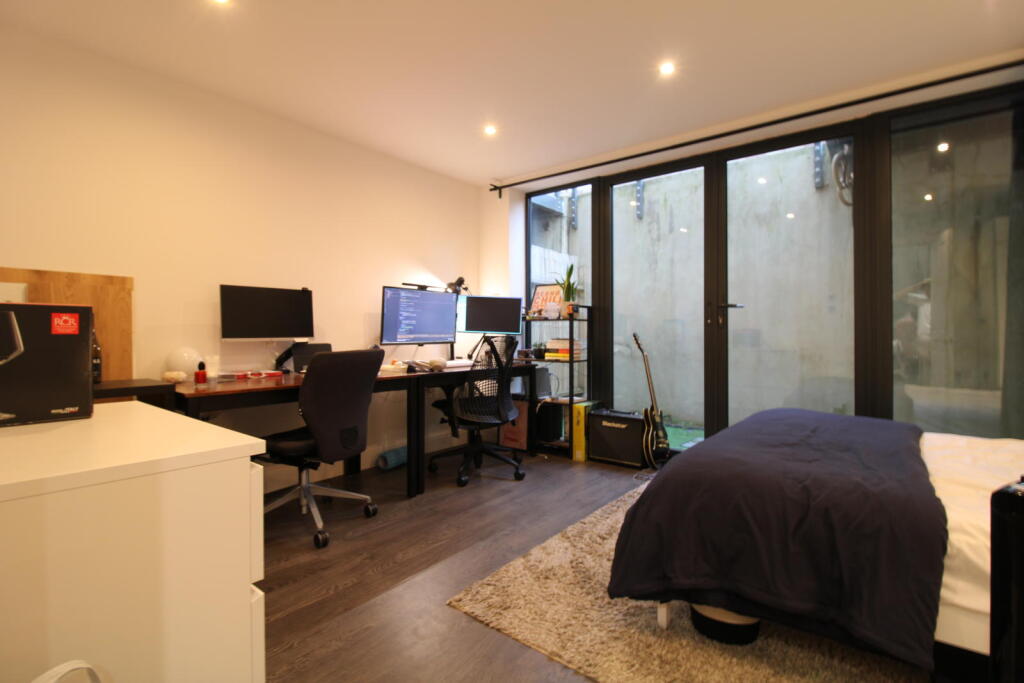 2 bedroom mews property for rent