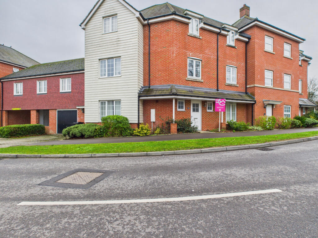 2-bed flat on Clover Rise, Woodley, RG5 4WL, £279,950