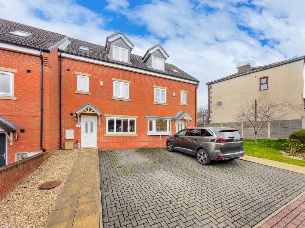 4-bed house on Brookroyd View, Birstall, £265,000